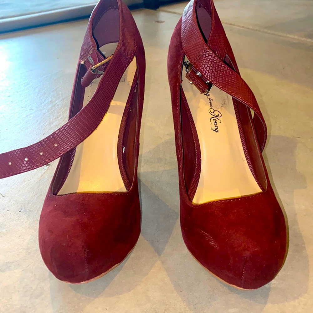 Burgundy strap suede close toed pumps 7/2 M